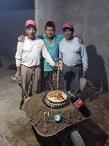 maestro albañil con pastel CDMX